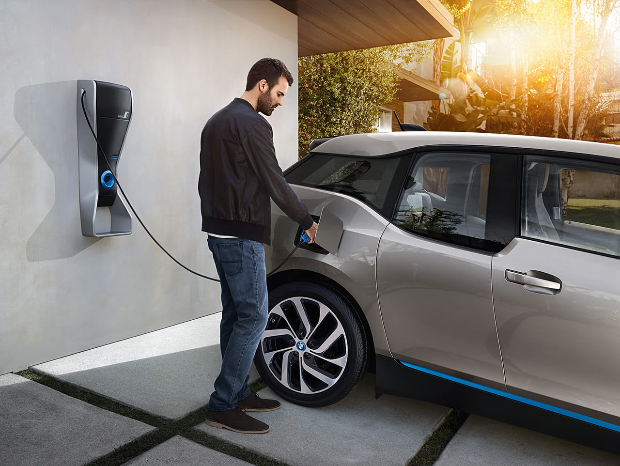 Imagen del BMW i3 durante el proceso de carga, reflejando su facilidad de uso.