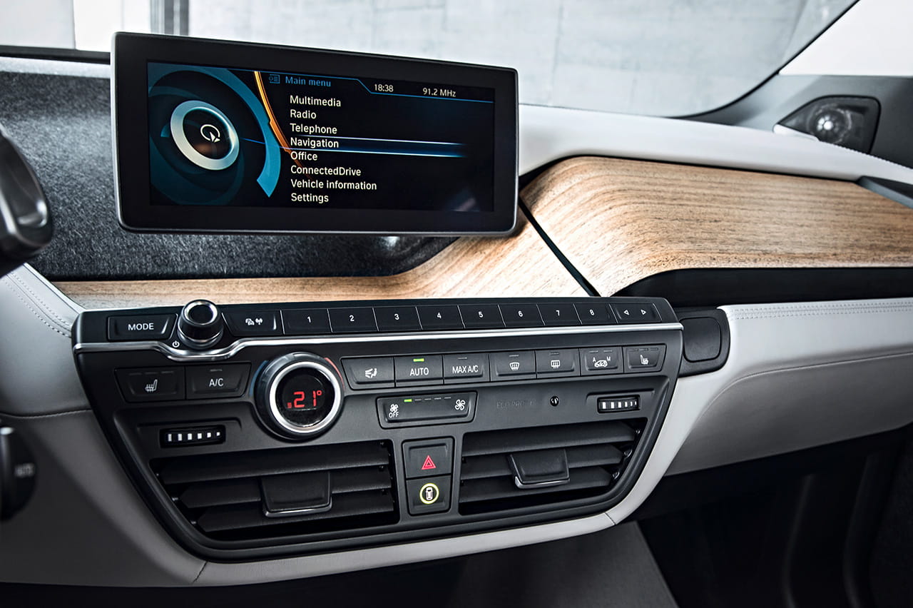 Vista de la consola central del BMW i3 con pantalla y controles.