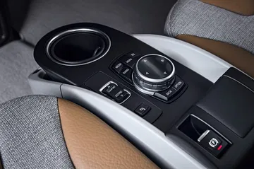 Consola central del BMW i3 mostrando controles y acabados.