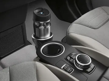 Vista de la consola central del BMW i3 con controles y acabados de calidad.