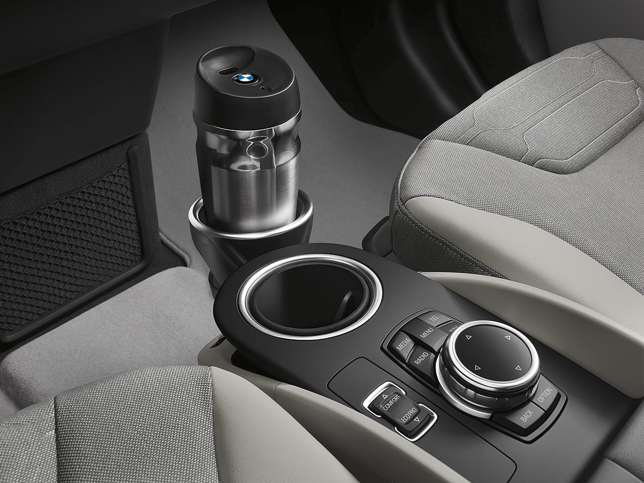 Vista de la consola central del BMW i3 con controles y acabados de calidad.