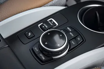 Vista del controlador iDrive situado en la consola central del BMW i3.