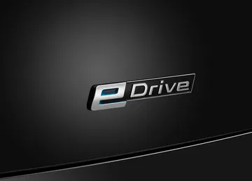 Vista cercana del distintivo eDrive en BMW i3, símbolo de su tecnología eléctrica.