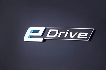 Imagen del distintivo eDrive ubicado en la carrocería del BMW i3.