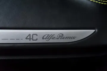 Visión cercana del estribo con inscripción '4C Alfa Romeo'.