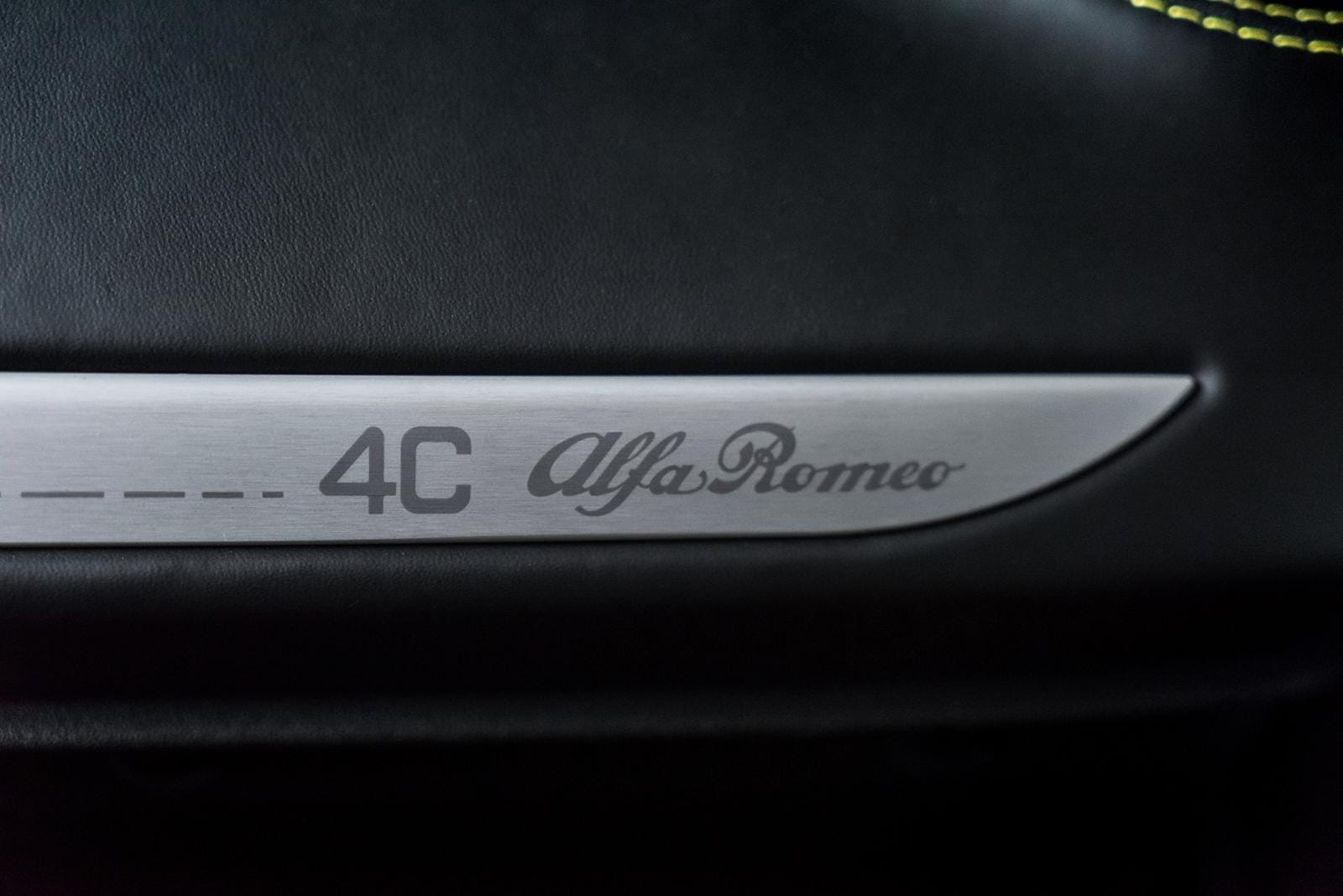 Visión cercana del estribo con inscripción '4C Alfa Romeo'.