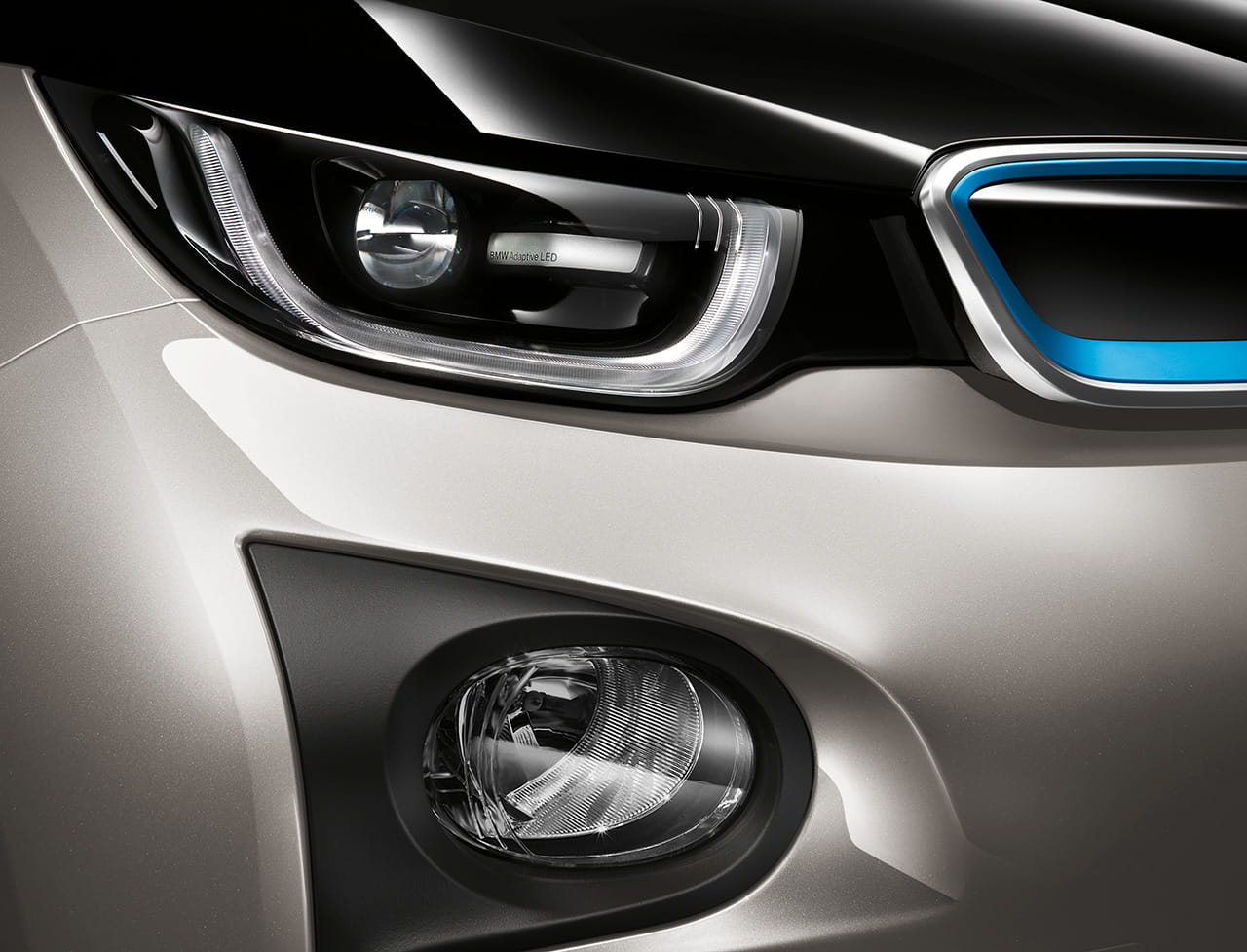 Vista cercana del diseño distintivo de los faros del BMW i3.