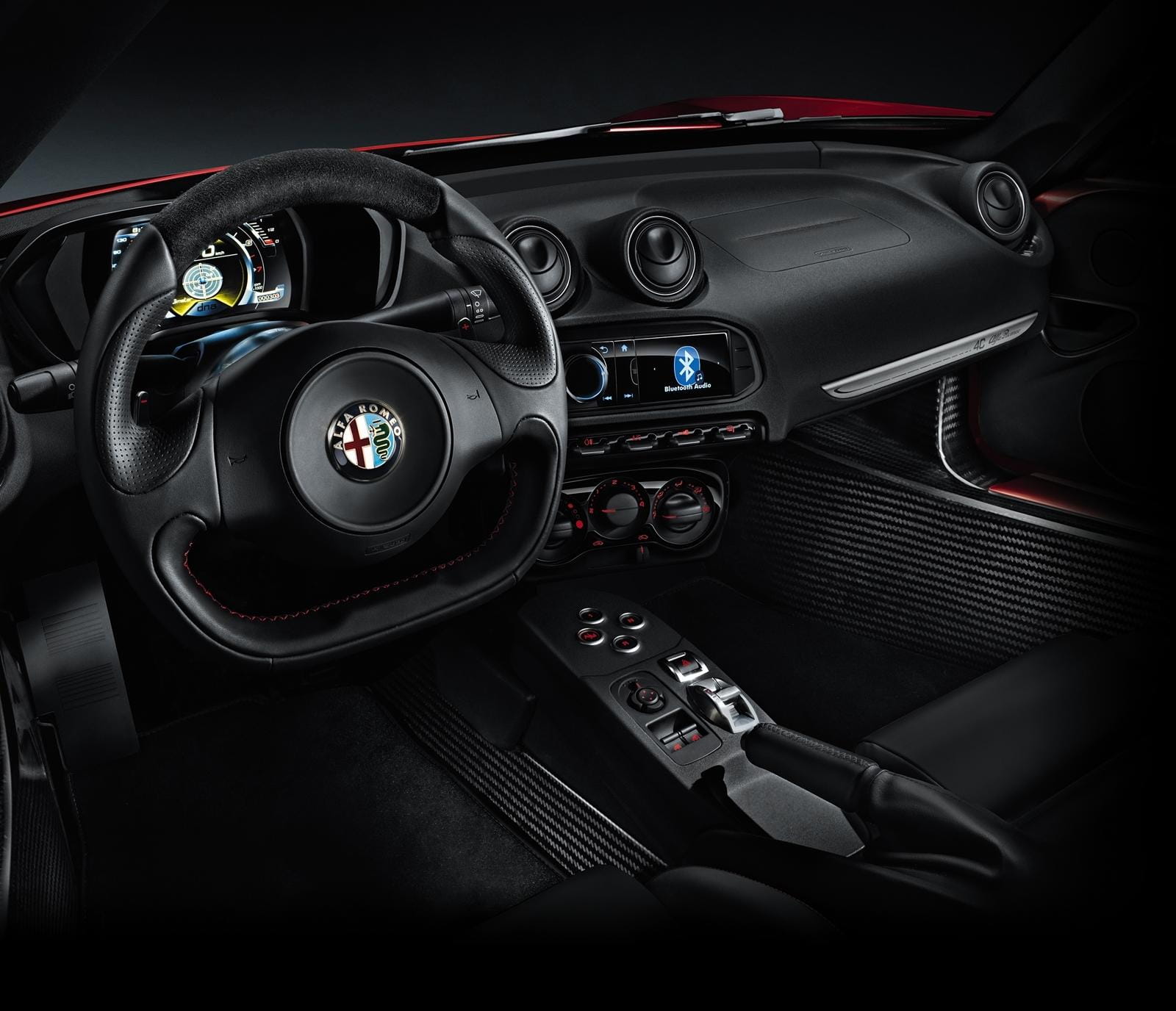 Vista de la consola central y volante del Alfa Romeo 4C en fibra de carbono.