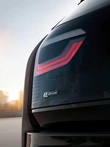 Óptica trasera con la distintiva forma de U del BMW i3, realzando su identidad eléctrica.