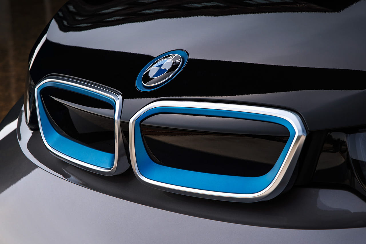 Primer plano de la parrilla distintiva del BMW i3 con detalles en azul.