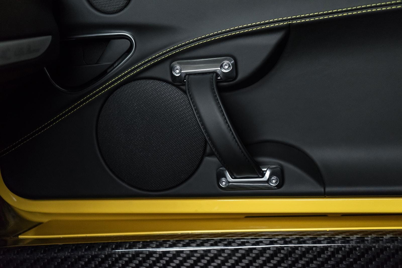 Tirador de la puerta y costuras del interior del Alfa Romeo 4C.