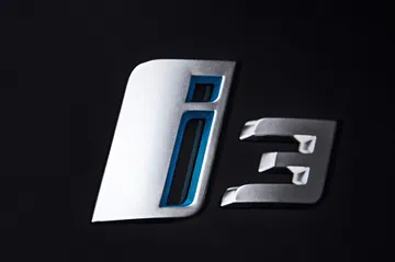 Vista del emblema distintivo del BMW i3, resaltando su identidad eléctrica.