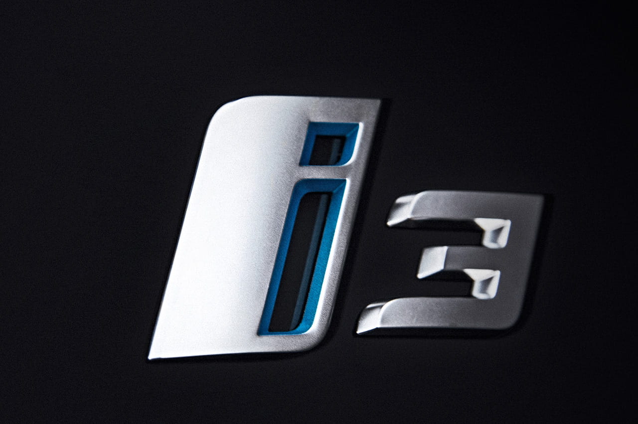 Vista del emblema distintivo del BMW i3, resaltando su identidad eléctrica.