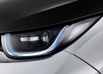 Vista cercana del faro LED del BMW i3, destacando su diseño vanguardista