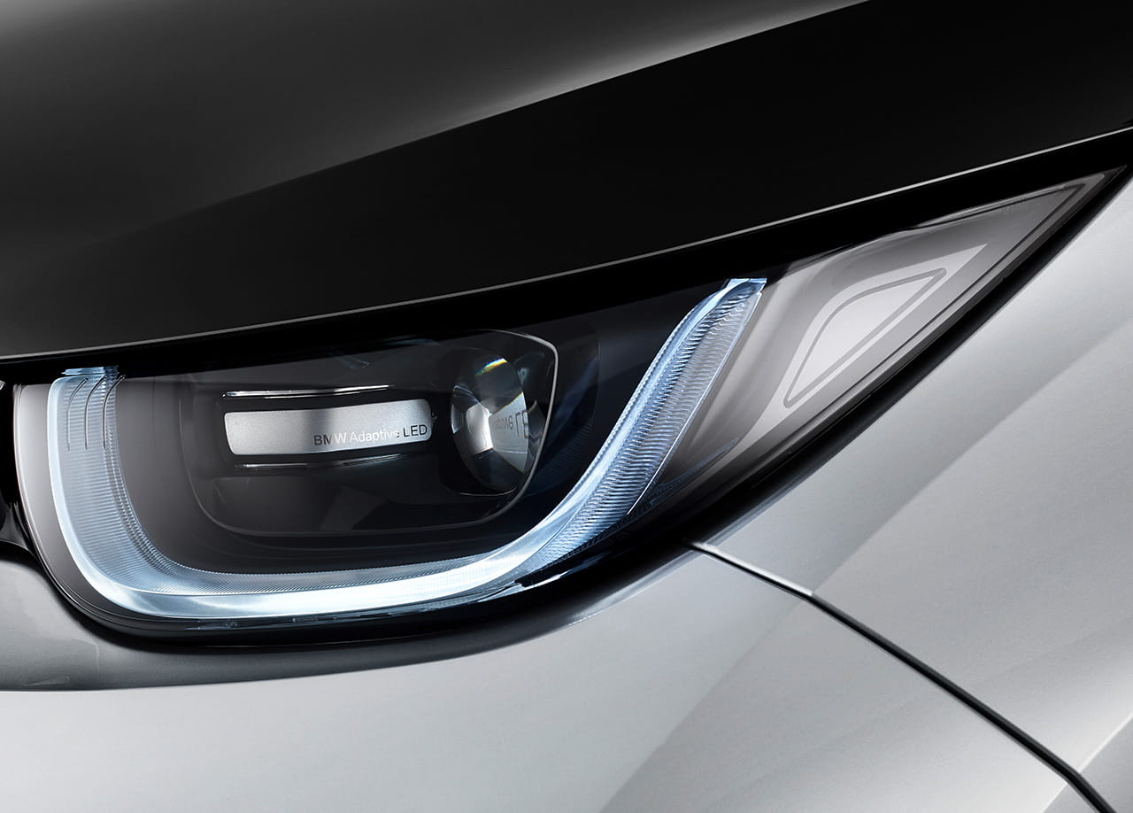 Vista cercana del faro LED del BMW i3, destacando su diseño vanguardista