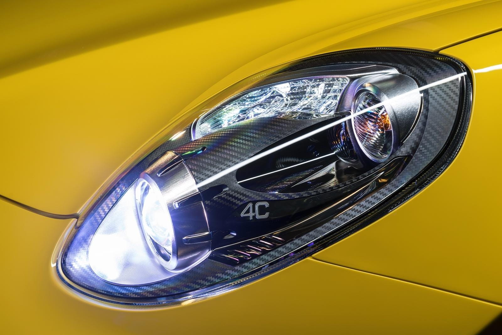 Vista cercana del faro delantero del Alfa Romeo 4C.