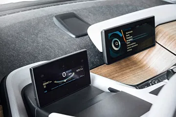 Vista del cuadro de instrumentos y sistema de infotainment del BMW i3.