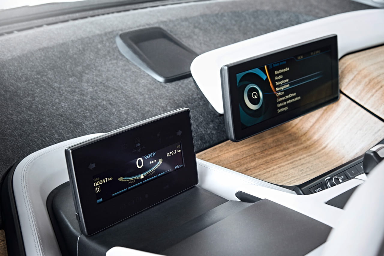 Vista del cuadro de instrumentos y sistema de infotainment del BMW i3.