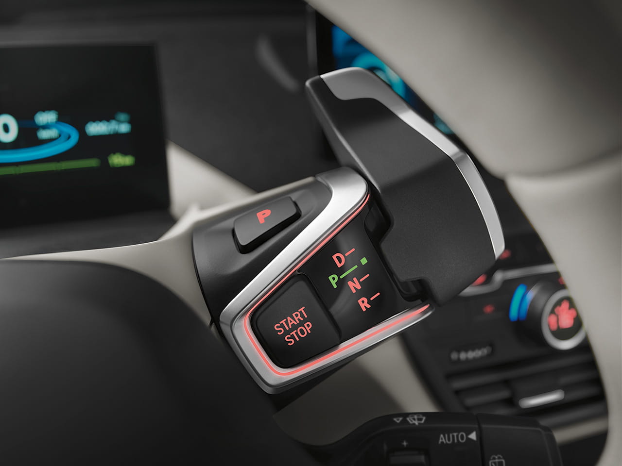 Detalle de la palanca de cambios en el BMW i3 con indicadores luminosos.