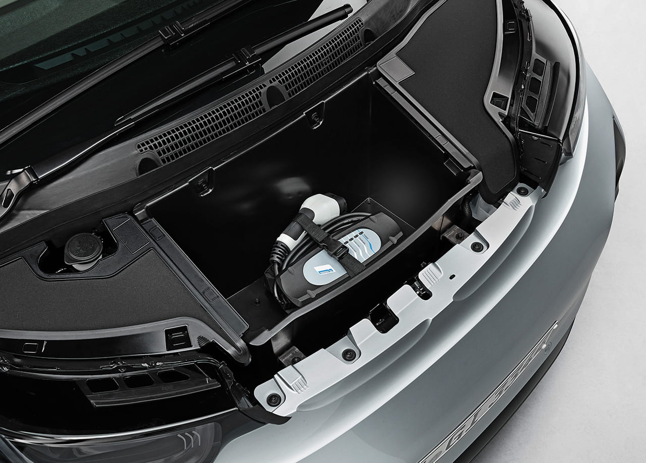 Vista del motor eléctrico del BMW i3, mostrando su configuración compacta.