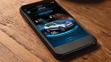 Pantalla mostrando app de vehículo BMW i3 y su nivel de carga.