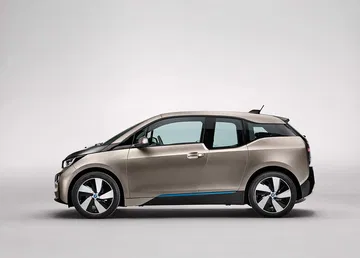 Vista lateral del BMW i3 destacando su diseño compacto y líneas modernas.