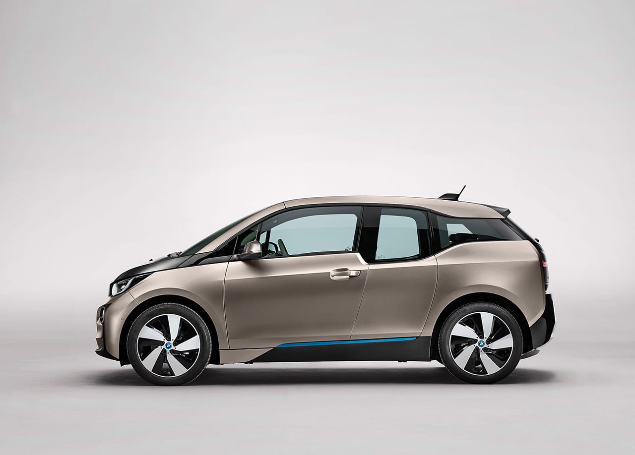 Vista lateral del BMW i3 destacando su diseño compacto y líneas modernas.