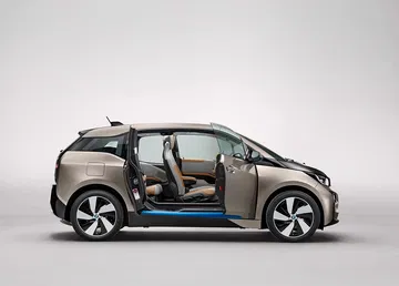 Vista lateral del BMW i3 mostrando su diseño y puertas de apertura opuesta.