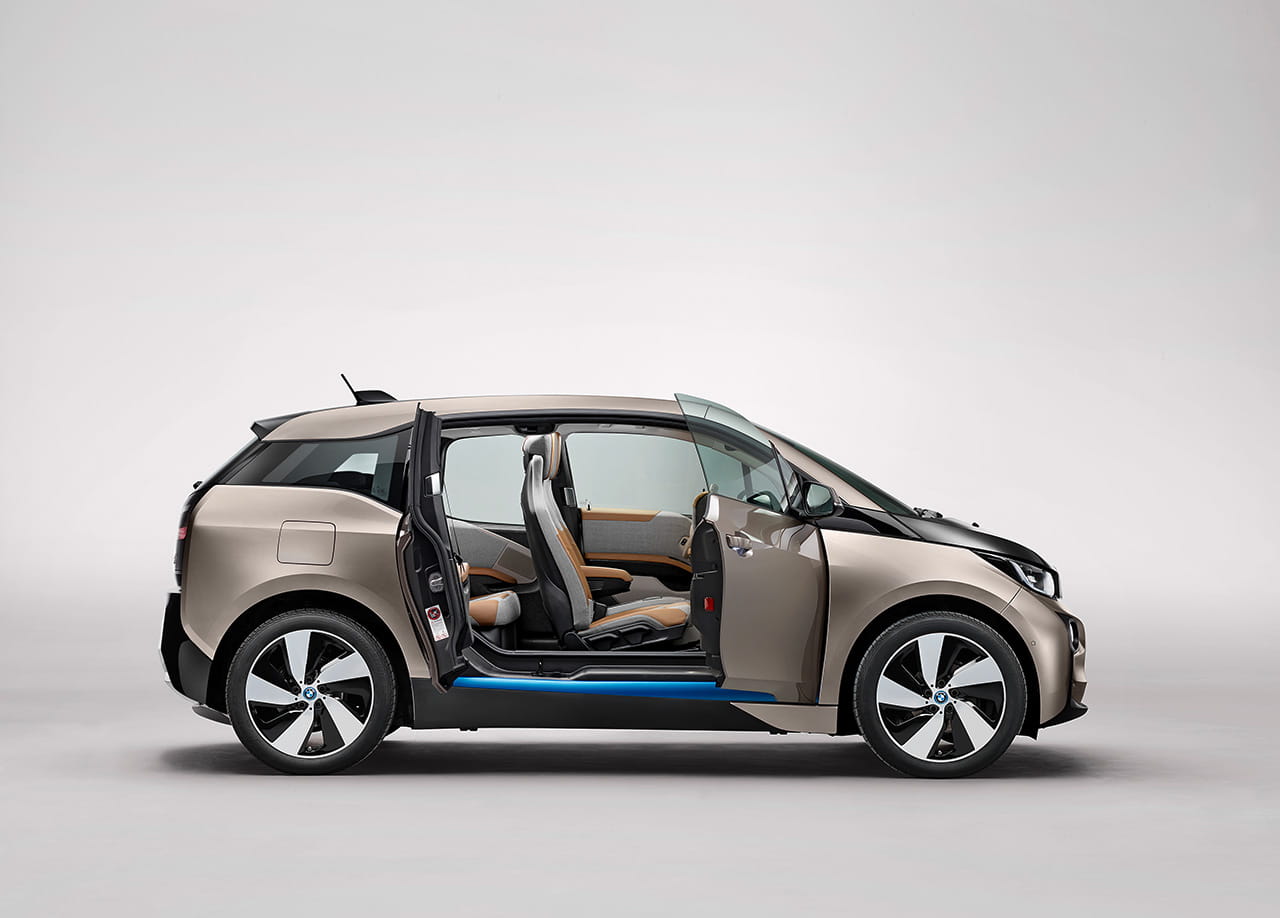 Vista lateral del BMW i3 mostrando su diseño y puertas de apertura opuesta.
