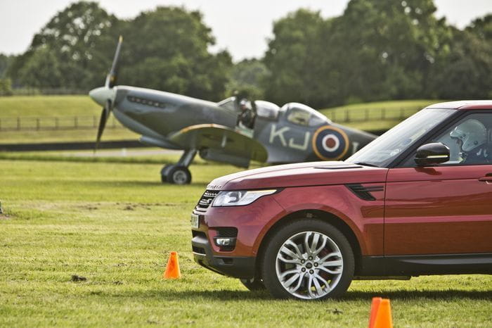 Range Rover Sport contra Supermarine Spitfire, peculiar duelo off-road con pedigree británico