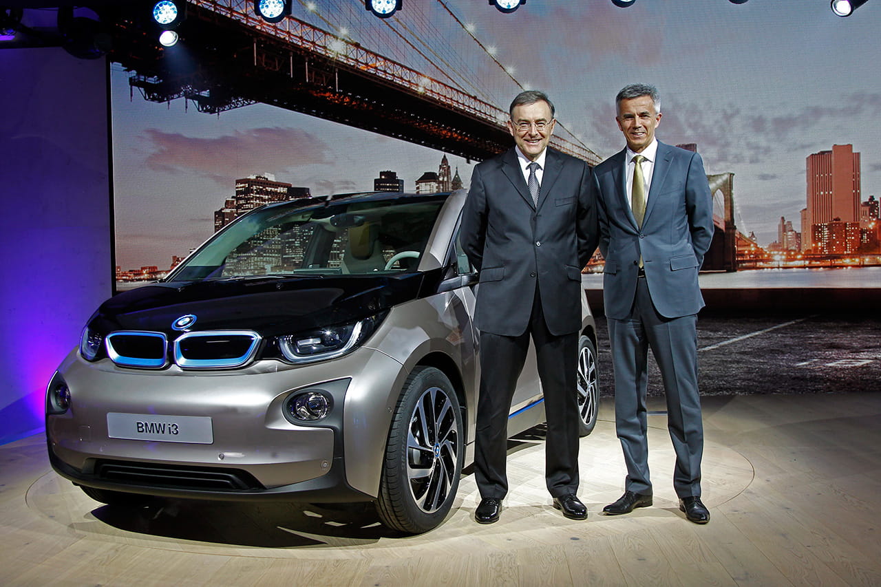 Vista frontal del BMW i3 en evento de presentación junto a ejecutivos.