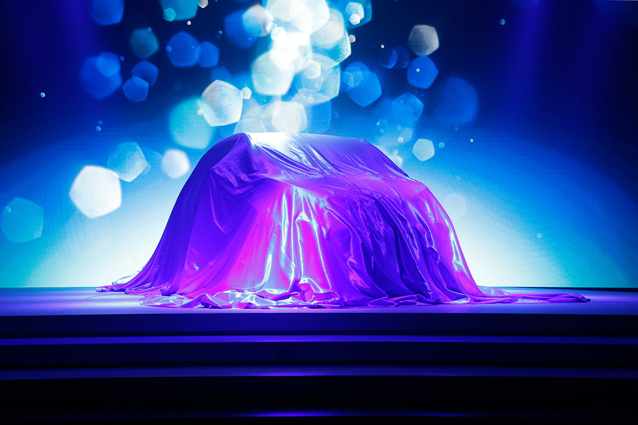 BMW i3 a punto de ser revelado, cubierto con tela iluminada.