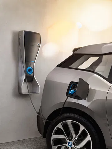 Vista del punto de carga del BMW i3, resaltando su diseño funcional.