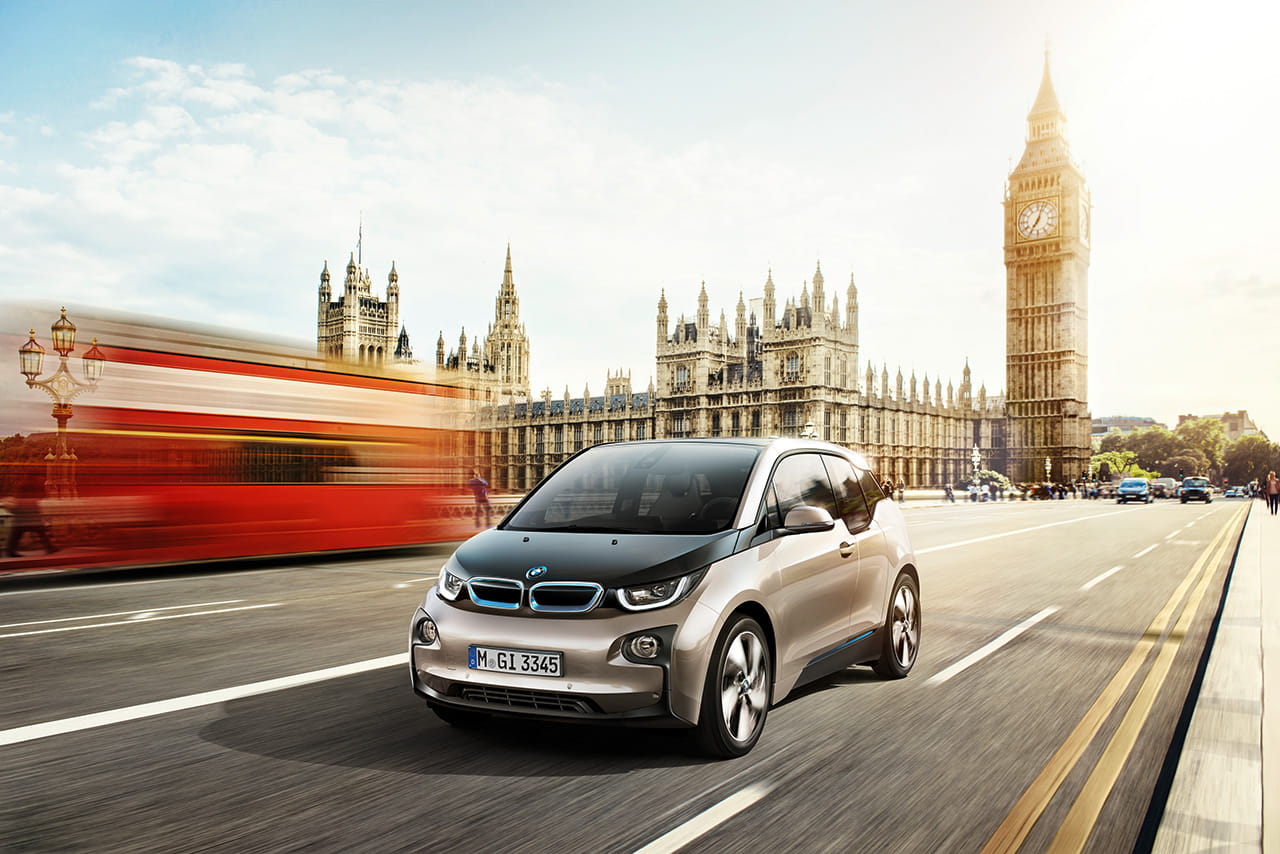 BMW i3 en acción por las calles de Londres, destacando su diseño moderno y compacto.