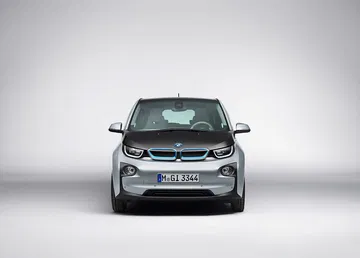Vista frontal del BMW i3 destacando su diseño distintivo y faros LED.