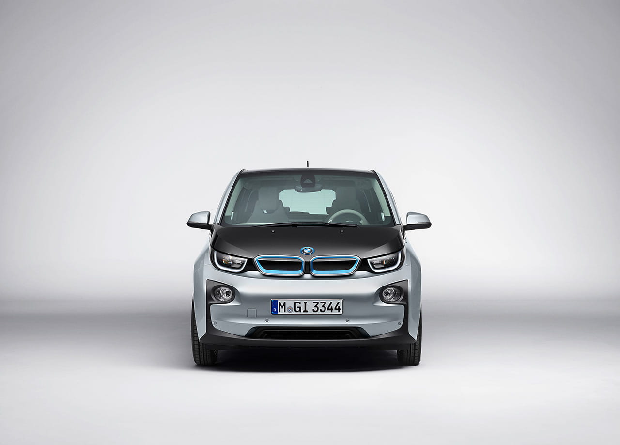 Vista frontal del BMW i3 destacando su diseño distintivo y faros LED.
