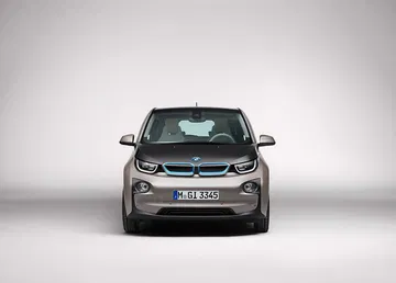 Frente icónico del BMW i3 resaltando los faros LED y la parrilla característica