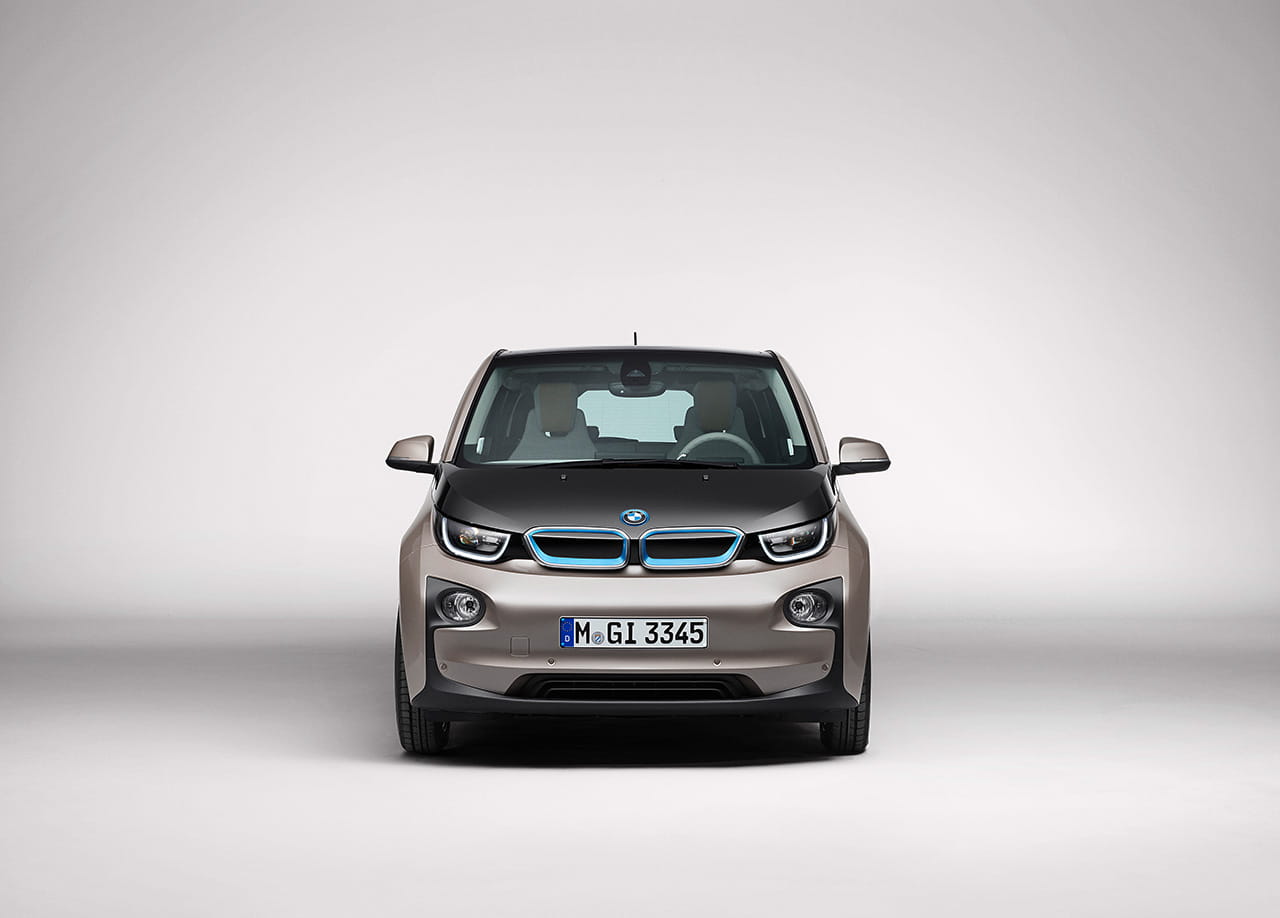 Frente icónico del BMW i3 resaltando los faros LED y la parrilla característica