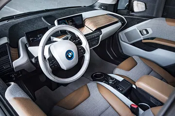 Vista del volante y los asientos delanteros del BMW i3, destacando su diseño.