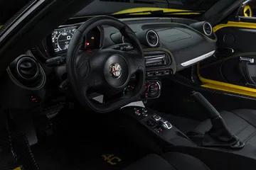 Vista del volante y los controles centrales del Alfa Romeo 4C