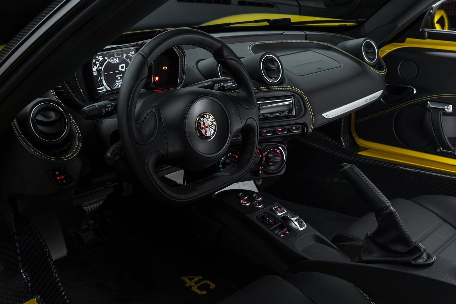 Vista del volante y los controles centrales del Alfa Romeo 4C