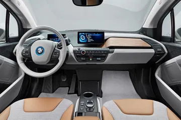 Volante y cuadro de instrumentos del BMW i3, enfoque en ergonomía y diseño.