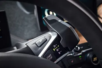 Vista del mando multifunción en el volante del BMW i3.