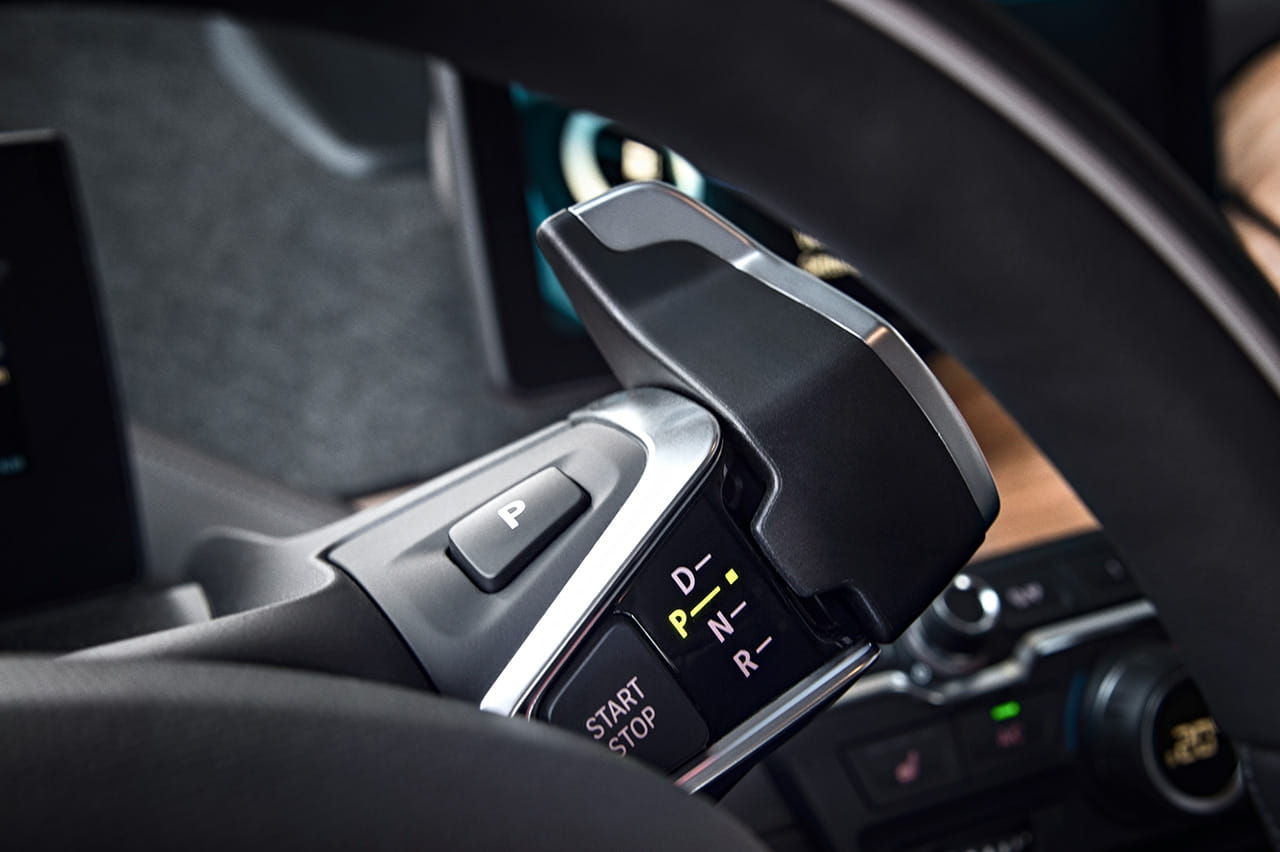 Vista del mando multifunción en el volante del BMW i3.
