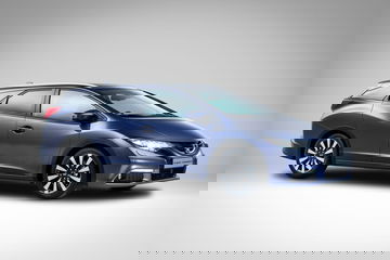 Vista lateral que muestra la estilizada silueta del Honda Civic Tourer.