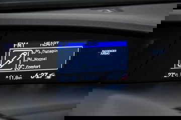 Pantalla digital mostrando información del estado del vehículo.