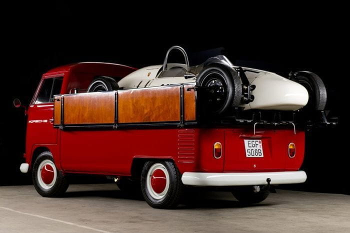Glamour y clase: transportando un Formula V Porsche a bordo de una Volkswagen Transporter T2 única