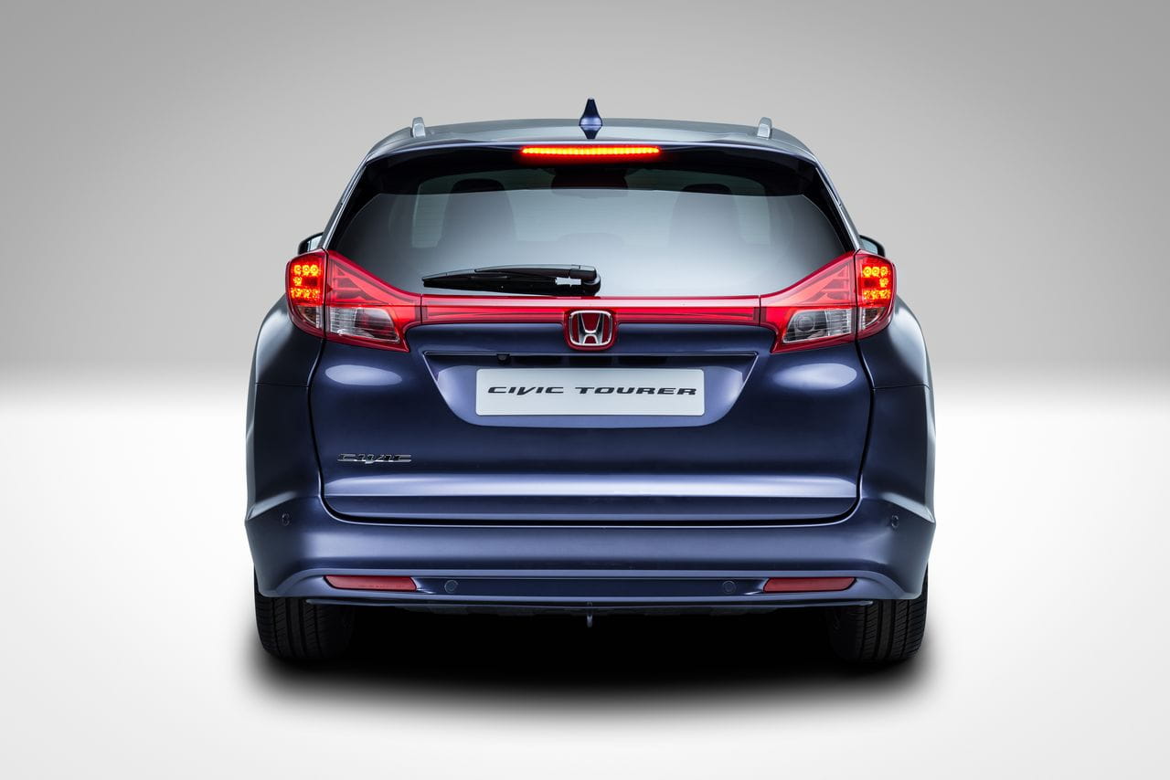 Vista trasera completa del Honda Civic Tourer que muestra líneas y ópticas.