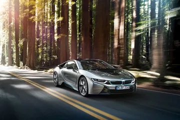 Imagen del BMW i8 en movimiento captado desde un ángulo lateral.