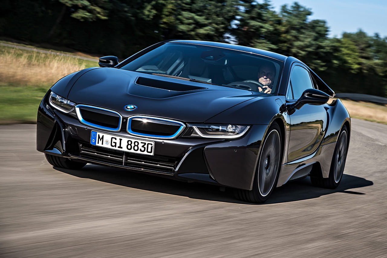 Vista dinámica del BMW i8 en movimiento, destacando su diseño vanguardista.